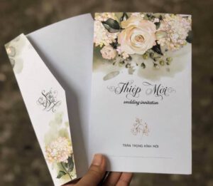 Một chiếc thiệp cưới đẹp cần đảm bảo sự sang trọng cũng như tổng thẻ hài hoà của màu sắc, phong chữ và chất lượng in ấn chỉn chu