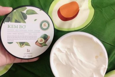 Tem nhãn kem body dạng tròn được dán ở nắp hộp với thiết kế hiện đai, dễ thương